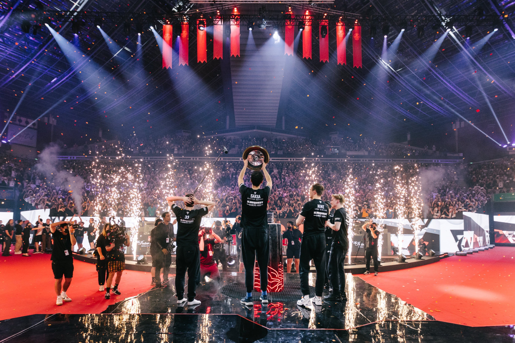 Các ngôi sao Esports thu hút sự chú ý trên đấu trường quốc tế