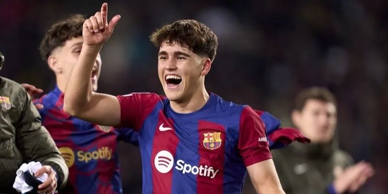 Pau Cubarsí viên ngọc quý nơi hàng thủ Barcelona